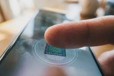 Lectura de huella dactilar desde la pantalla de un teléfono móvil