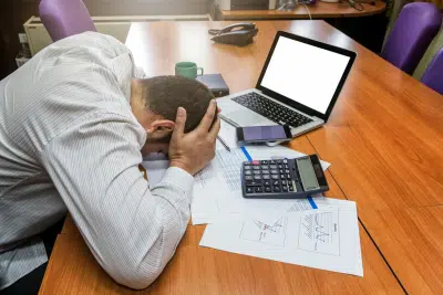 Profesional revisando la liquidación de nómina en la oficina