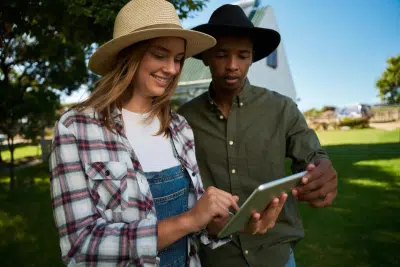 Trabajadores en campo registrando su asistencia desde una tablet