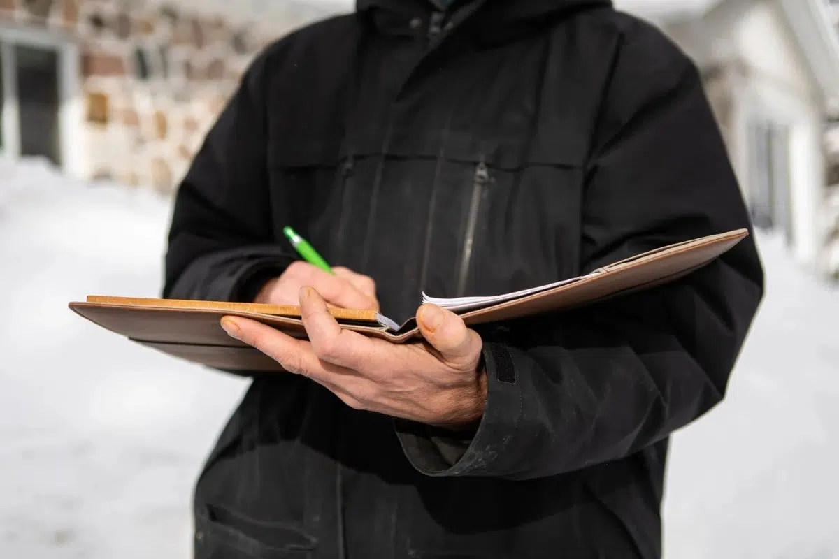 Registro escrito de novedades del turno en un puesto de vigilancia