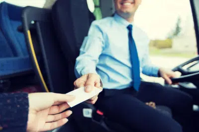 Conductor de transporte público atendiendo a un pasajero